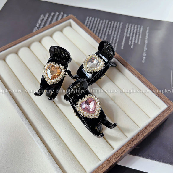 A223 - [In black] Càng cua Maysi haircaught with crystal gem heart