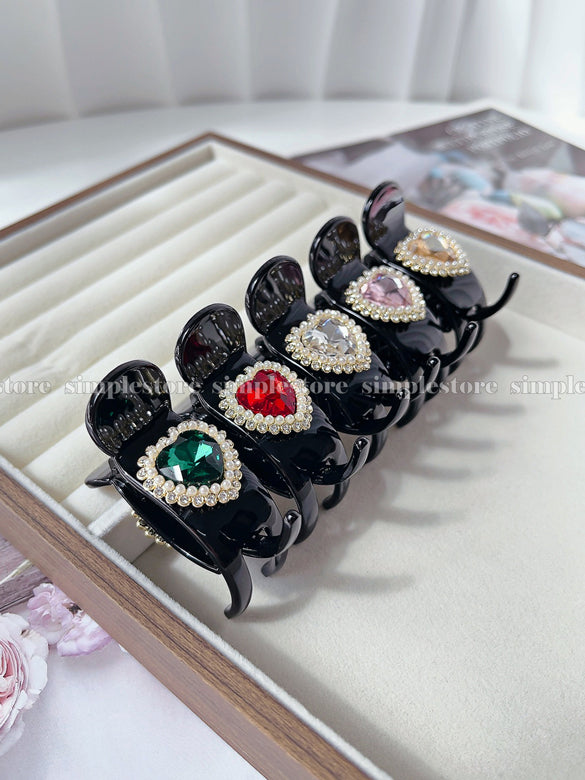 A223 - [In black] Càng cua Maysi haircaught with crystal gem heart