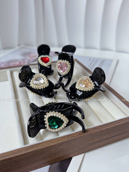 A223 - [In black] Càng cua Maysi haircaught with crystal gem heart