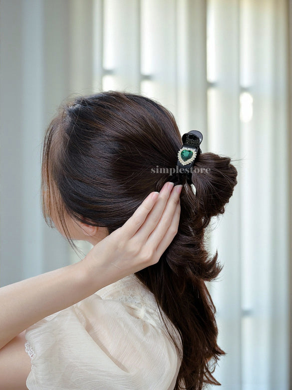 A223 - [In black] Càng cua Maysi haircaught with crystal gem heart