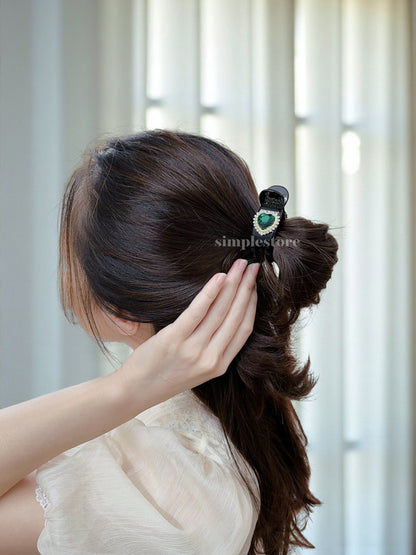 A223 - [In black] Càng cua Maysi haircaught with crystal gem heart