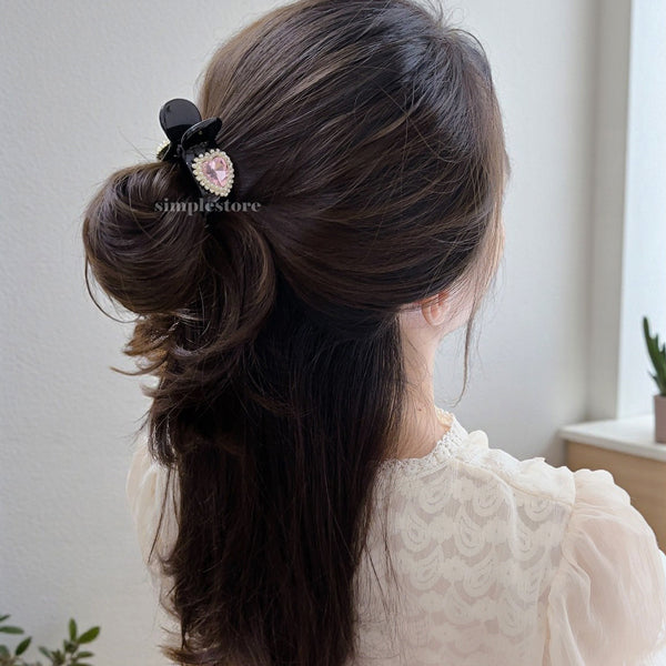 A223 - [In black] Càng cua Maysi haircaught with crystal gem heart