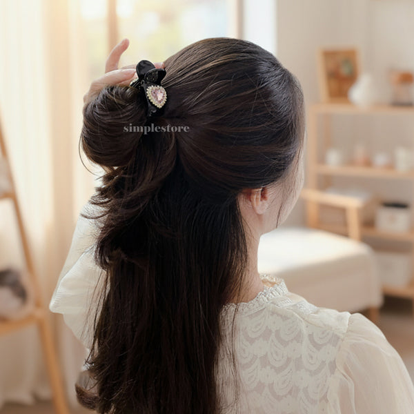 A223 - [In black] Càng cua Maysi haircaught with crystal gem heart