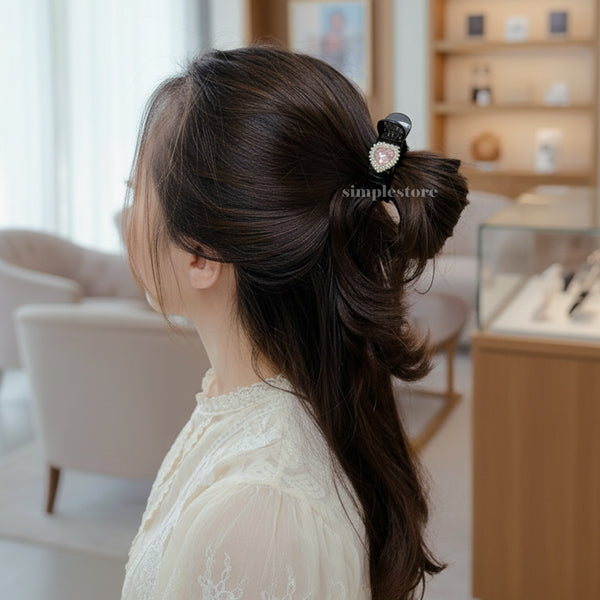 A223 - [In black] Càng cua Maysi haircaught with crystal gem heart