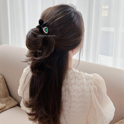 A223 - [In black] Càng cua Maysi haircaught with crystal gem heart
