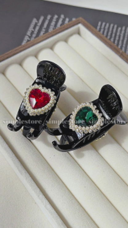 A223 - [In black] Càng cua Maysi haircaught with crystal gem heart